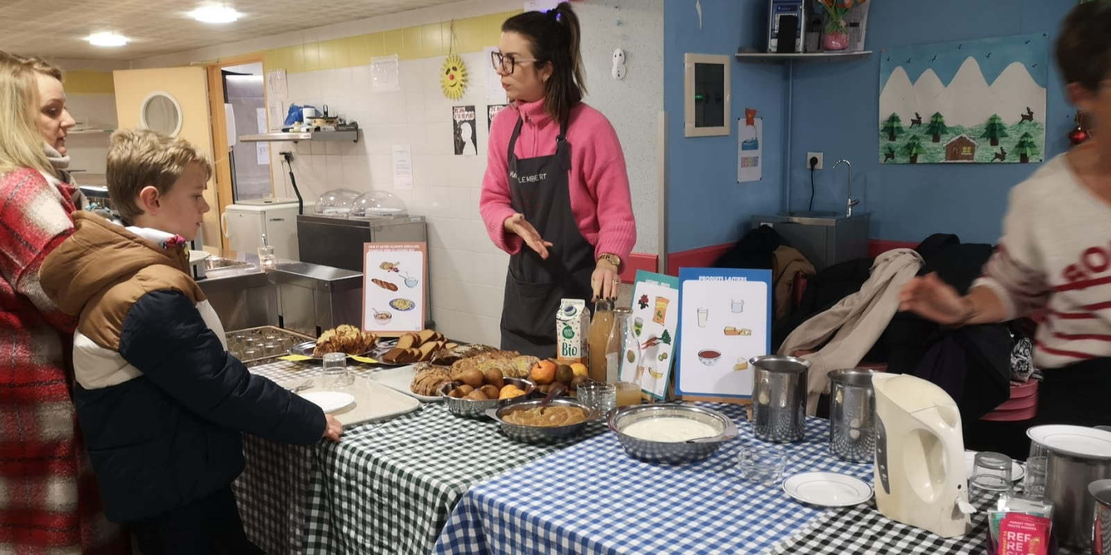 Petit déjeuner à la cantine