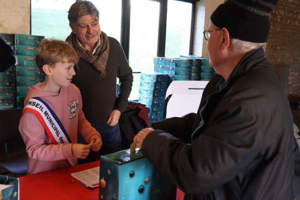 Distribution paniers gourmands aux seniors