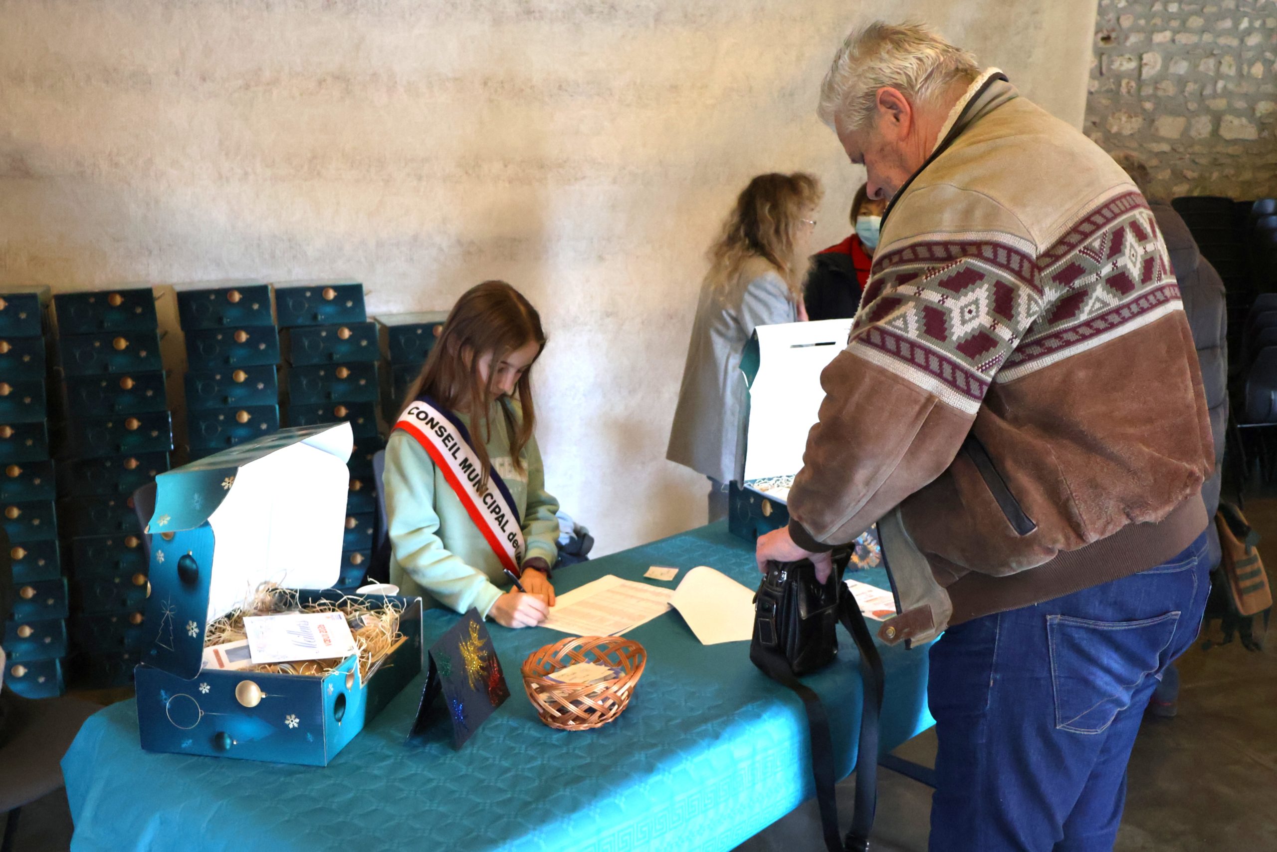 Distribution paniers gourmands aux seniors