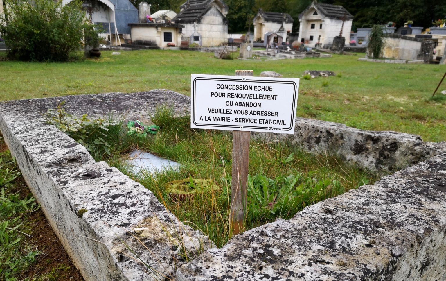 Cimetière procédure de reprise de concession en état d'abandon